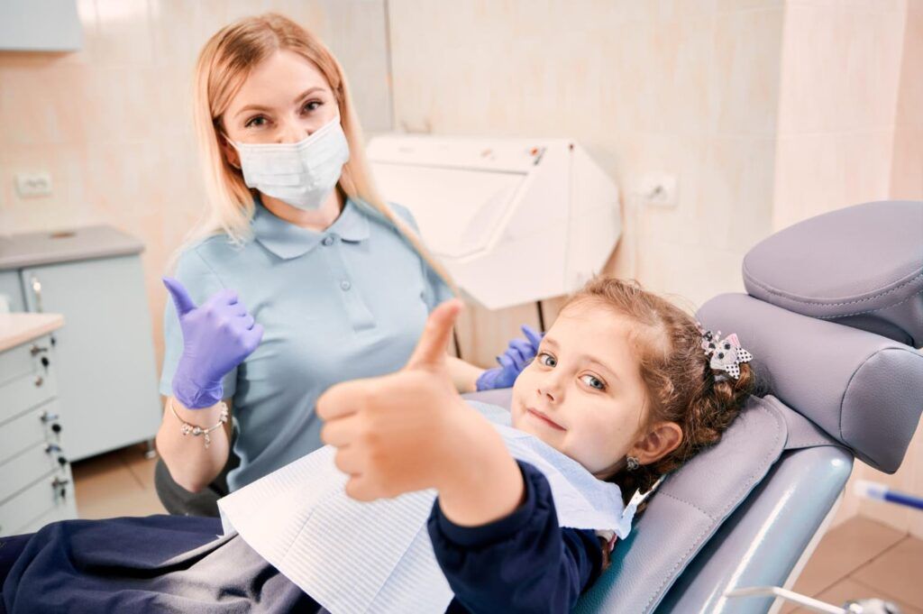 Cuándo llevar a un niño al dentista por primera vez: la importancia de las revisiones dentales en la infancia